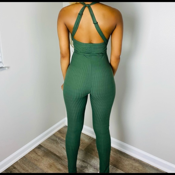 Halter top jumpsuit - Picture 3 of 3